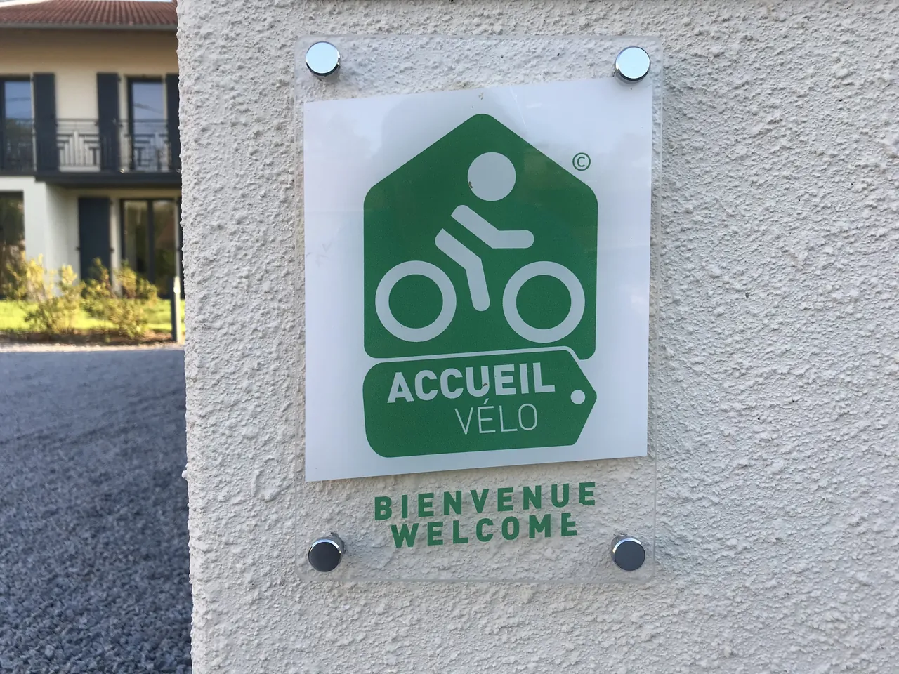 La plaque Accueil Vélo à l’entrée du gîte