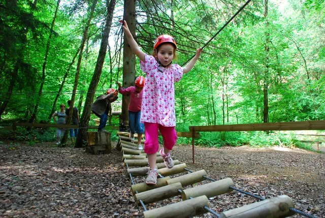 Une enfant sur le parcours aventure du Spinaparc, à Épinal