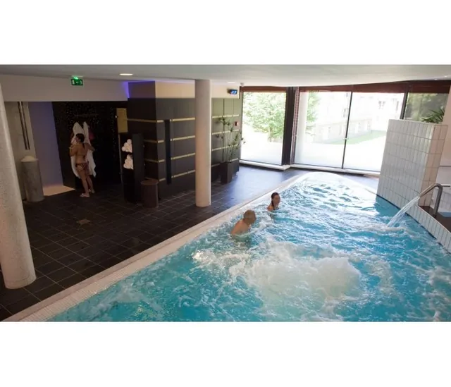 Le bassin du spa thermal de Vittel