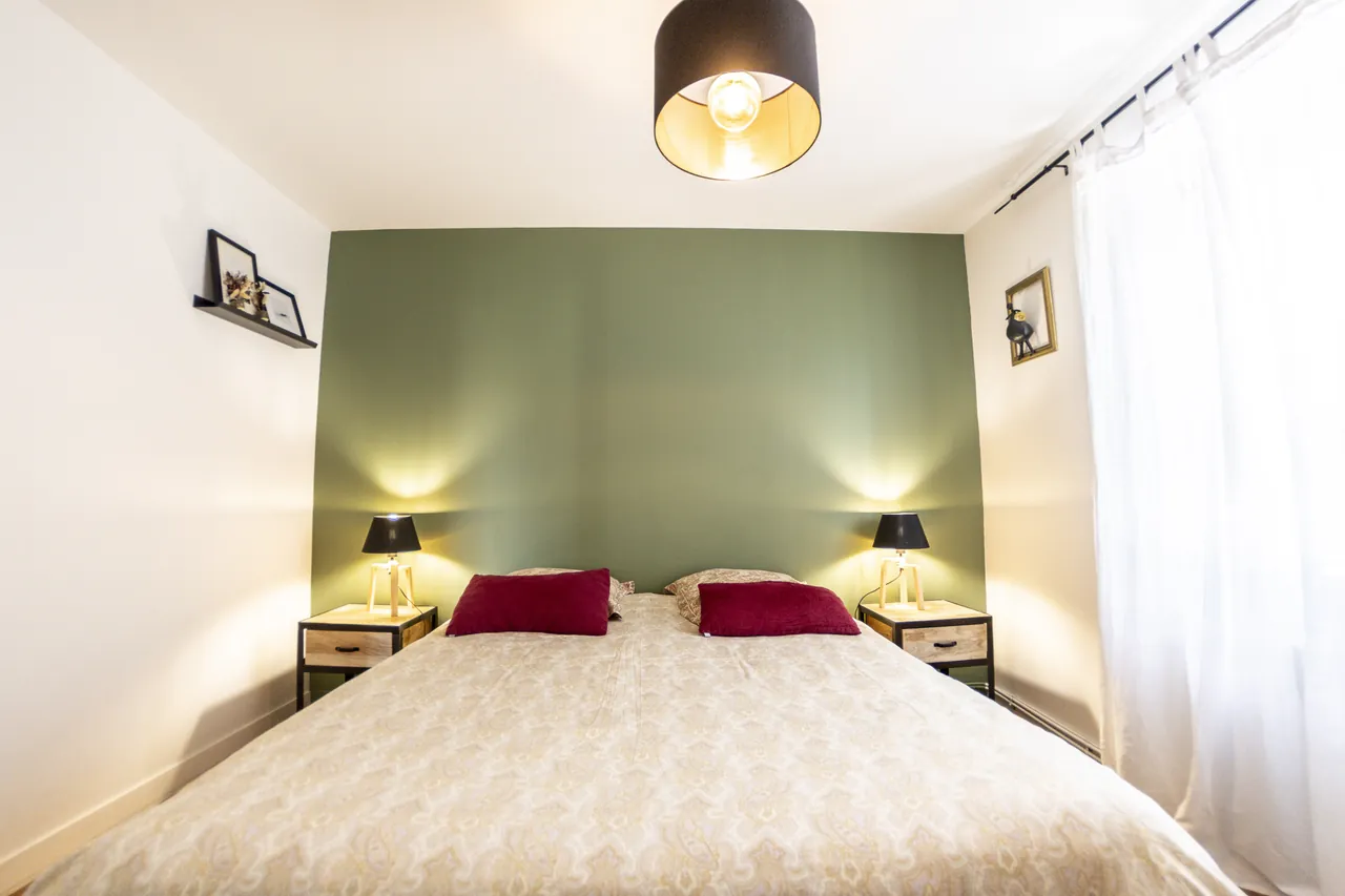 La chambre verte et son lit de 160 cm