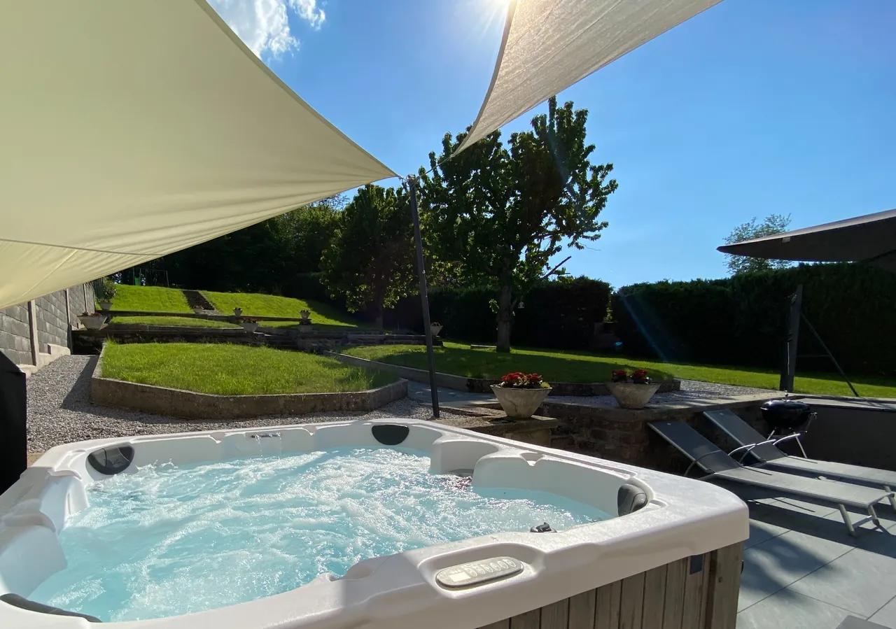 Le spa sur la terrasse, face au jardin