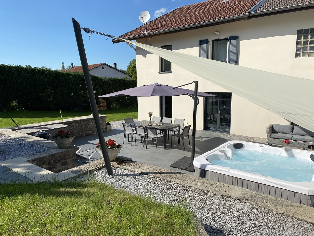 La maison, sa terrasse ombragée et son spa